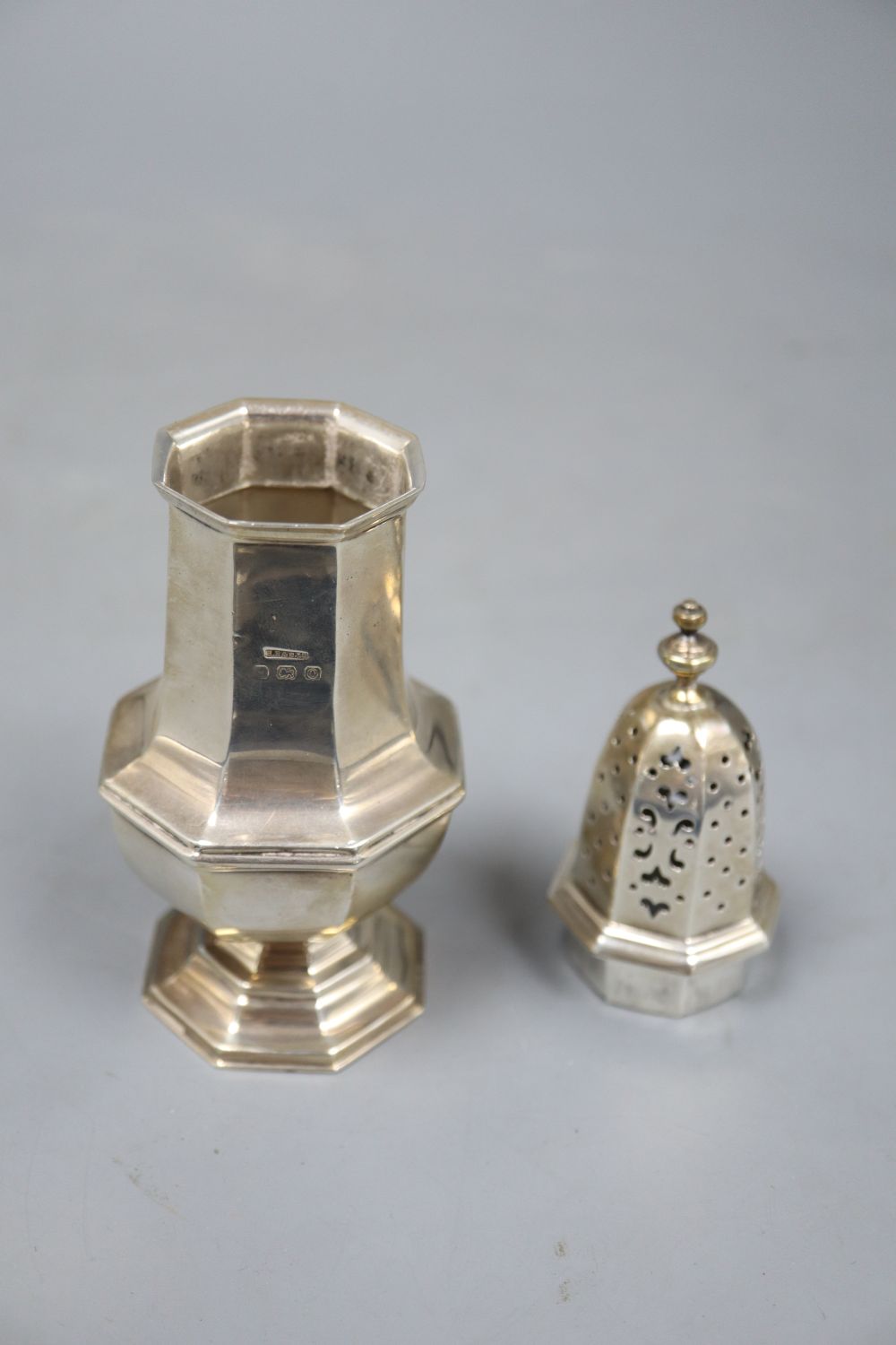 A George V silver octagonal sugar caster, Birmingham, 1913, 16.7cm, 2.5 oz.